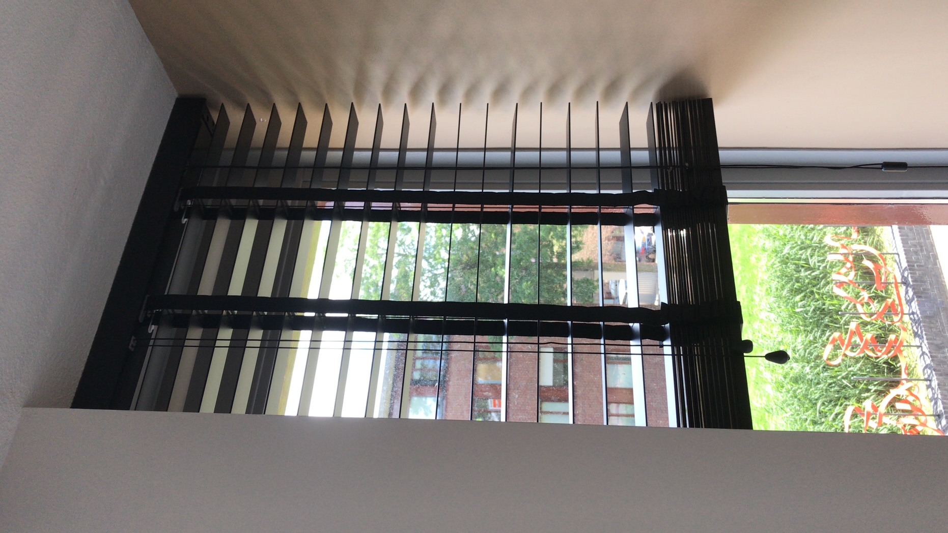 Zwarte jaloezien vakkundig gemonteerd voor een raam door klusjesman in Hoofddorp