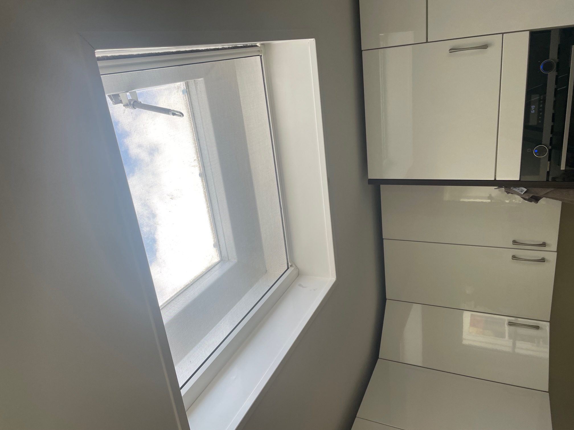 Rolhor netjes gemonteerd in een dakraam voor insectenwering en ventilatie in Hoofddorp