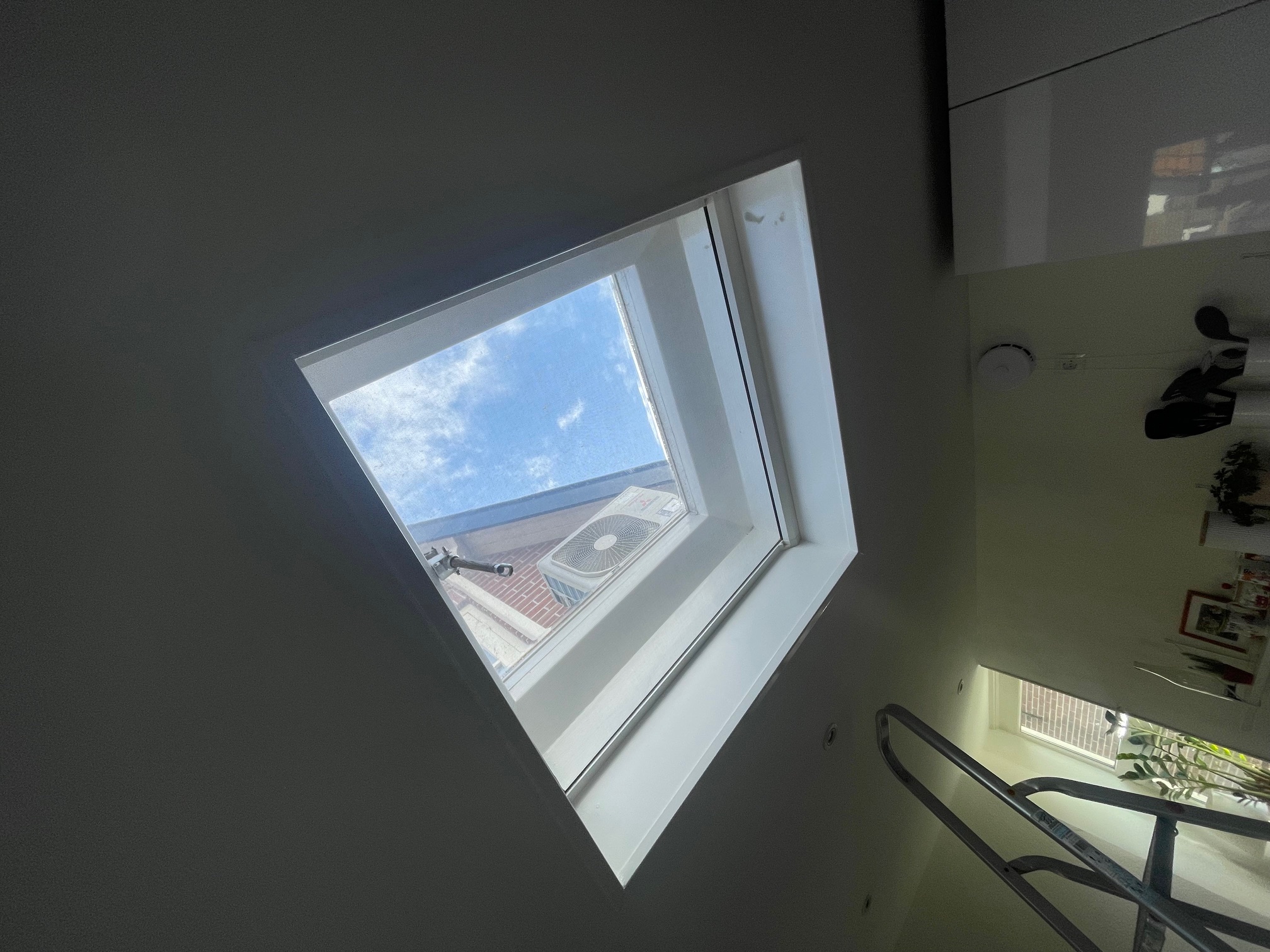 Detail van de gemonteerde rolhor in een dakraam met een strakke passing in Hoofddorp