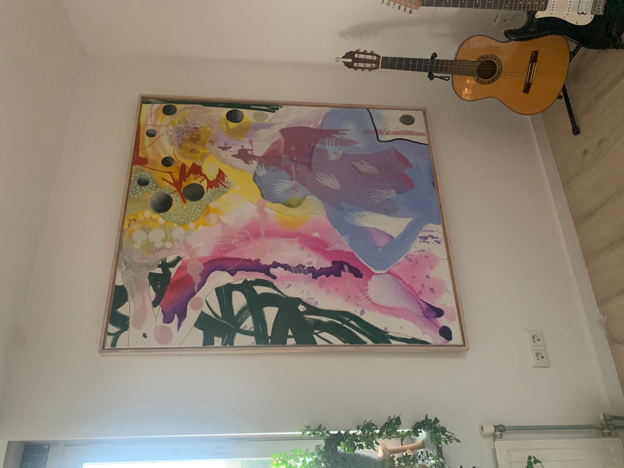Groot abstract schilderij strak en stevig opgehangen aan een witte wand in Hoofddorp