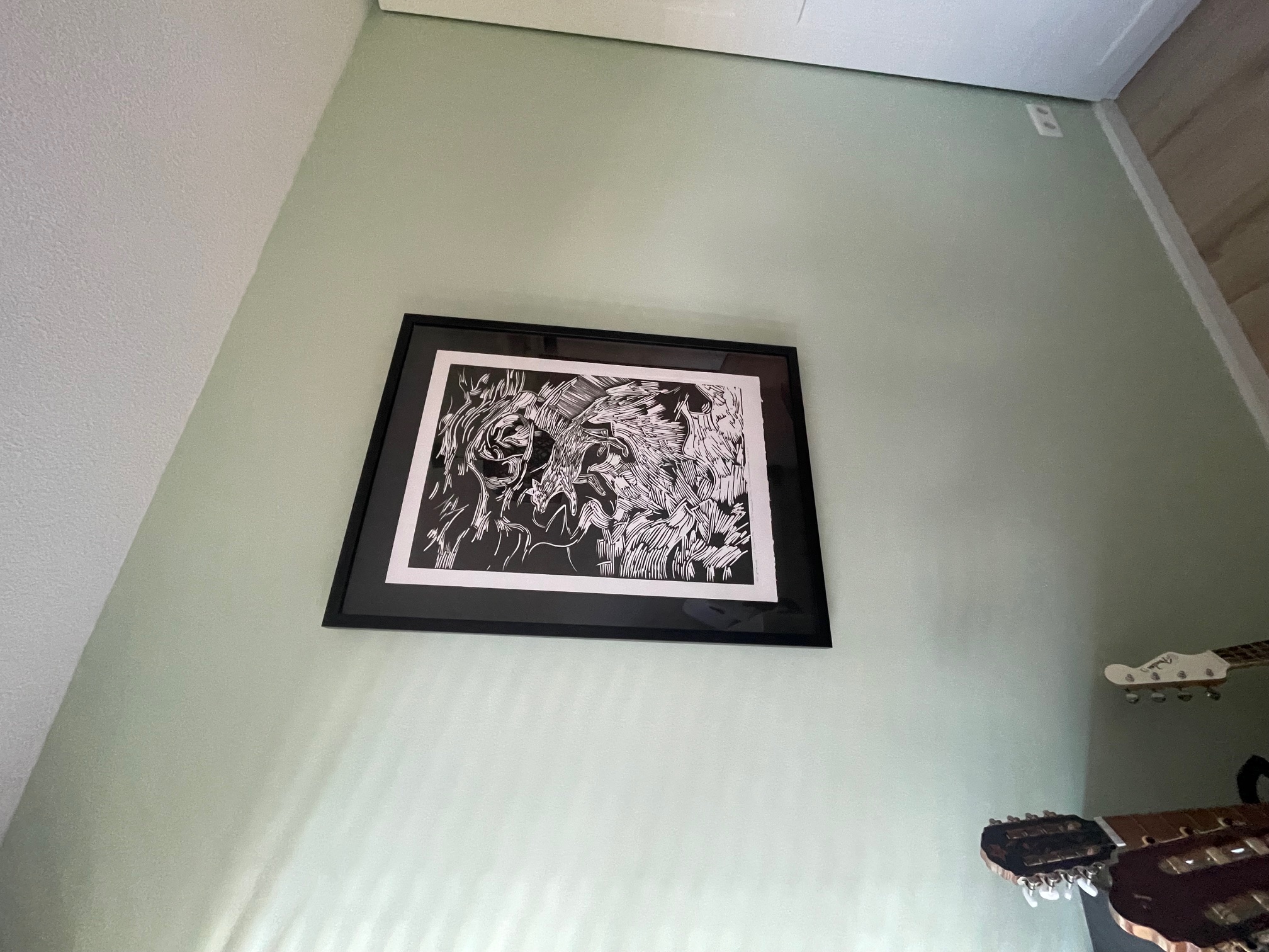 Zwart ingelijste prent zorgvuldig opgehangen aan een lichtgroene wand in Hoofddorp