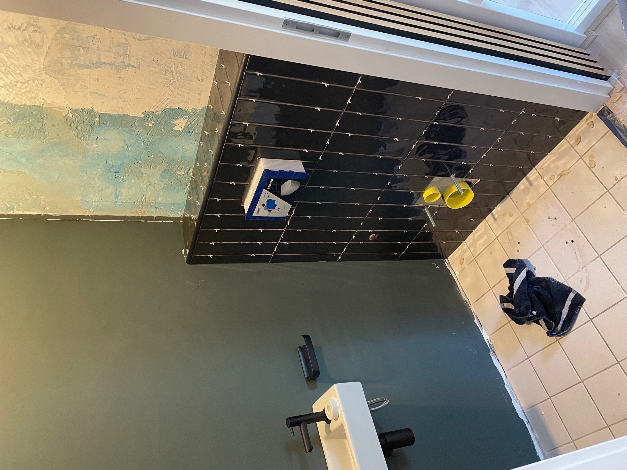 Toiletrenovatie tijdens het tegelwerk en de montage van het inbouwtoilet in Hoofddorp