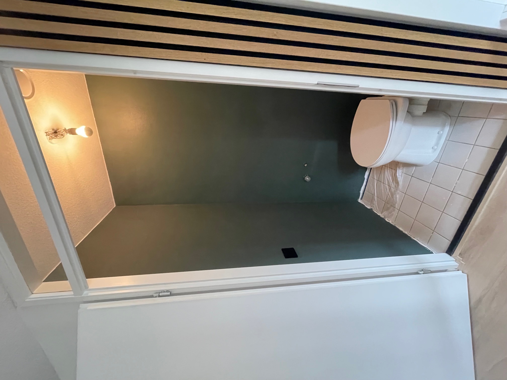 Toiletruimte in de laatste afwerkfase met donkergroene wanden en nieuw geplaatst toilet in Hoofddorp