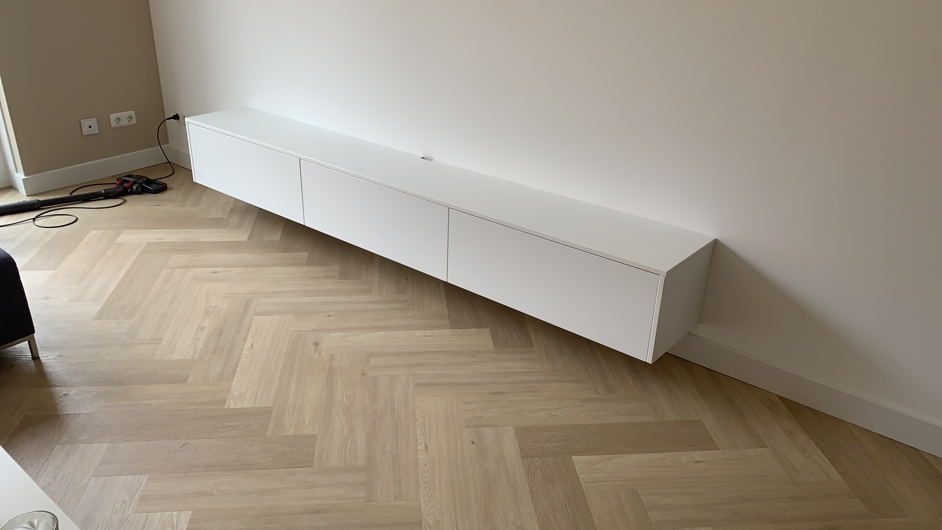 Zwevend tv-meubel vakkundig gemonteerd aan de muur door klusjesman in Hoofddorp